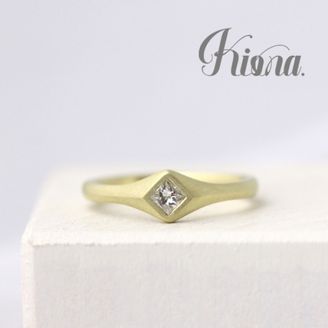 【atelier Kiona(アトリエキオナ)】【オーダーメイド】個性的でおしゃれ♪四角いプリンセスカットをシグネットリング風に