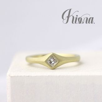 【atelier Kiona(アトリエキオナ)】 【オーダーメイド】個性的でおしゃれ♪四角いプリンセスカットをシグネットリング風に