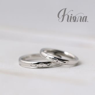 【atelier Kiona(アトリエキオナ)】【オーダーメイド】光の加減でデザインが変わるのでシンプルだけどワンポイント！