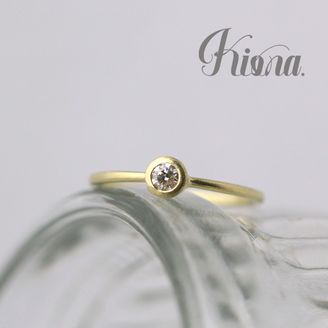 【atelier Kiona(アトリエキオナ)】 【オーダーメイド】鮮やかな色味が目を引く！グリーンゴールドと小粒ダイヤの婚約指輪