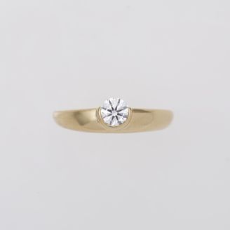 【ENEY(エネイ)】DROP STRAIGHT 0.3CT ROUND K18YG RING