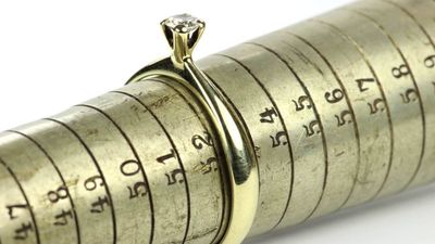 【サイズ表付】指輪サイズの簡単な測り方｜紙やアプリを使って調べる方法