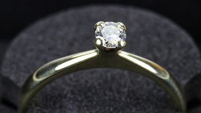 婚約指輪っていつつけるの？結婚前と後でタイミングを変える実例も！