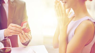 プロポーズのベストタイミングはいつ？定番シチュエーションや先輩カップルの実例を紹介