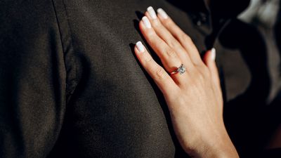 婚約指輪のお返しはしたほうがいい？金額相場や人気アイテムを紹介