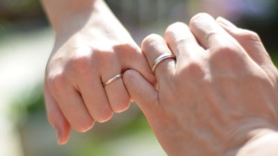 結婚指輪は誰が買う？割り勘、男性が負担などパターンごとに解説！