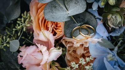 結婚指輪が細すぎたらどうする？対処法やメリット・デメリットを解説