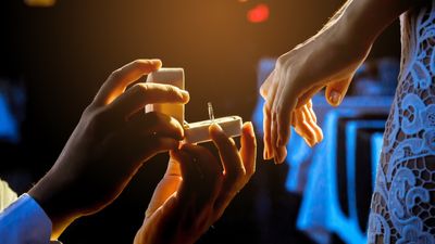 プロポーズのサプライズ演出20選！喜ばれる演出のアイデア集