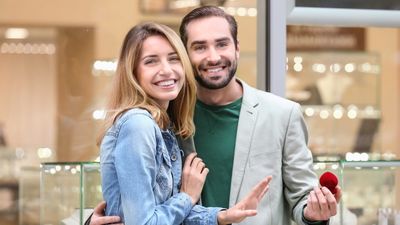 婚約指輪を一緒に選ぶのはアリ？ふたりで来店するメリットや注意点