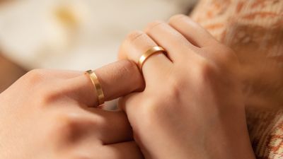 結婚指輪がゴールドだと後悔する？ゴールドの結婚指輪のメリット・デメリットを解説