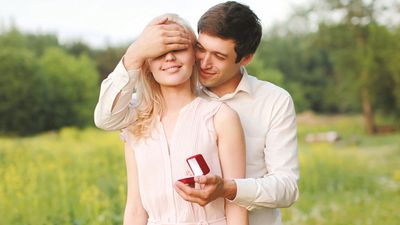 デートでちゃんとアピールできてる？女性が押さえておきたい婚約指輪の基礎知識