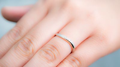 指輪が抜けないときの対処法6選！指輪が抜けなくなる原因やむくみ解消法を解説