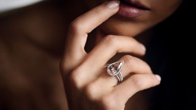 右手薬指の指輪の意味は？指ごとの意味を知り、リングコーデを楽しもう