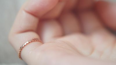 ピンキーリングを着ける意味は？指ごとの言い伝えや人気のデザインを紹介