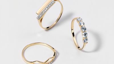 人差し指につける指輪のおすすめデザインは？人差し指に指輪をつける意味と楽しみ方を紹介