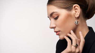 彼氏がいない女性が左手薬指に指輪をつける6つの心理！男性の場合は？