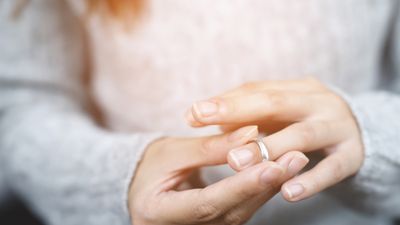 女性の指輪サイズで太いと感じる基準は?平均サイズや細くする方法を解説