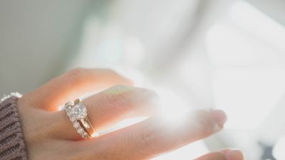 結婚指輪をつけっぱなしする割合やメリット・デメリットを解説！