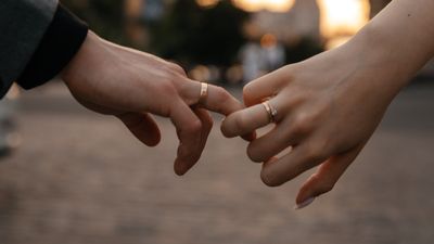 ペアリングをつける指はどこ？つける位置ごとの意味や人気のブランドも紹介