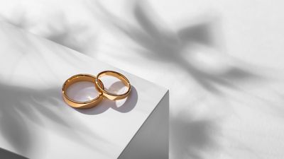 芸能人も選んだゴールドの結婚指輪とは？魅力やおすすめのブランドをご紹介