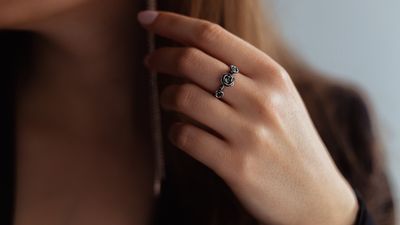 ミドルフィンガーリングって？中指につけるリングの意味について