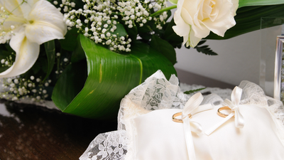 婚約記念品は何を贈る？費用相場や人気の品と一緒に解説