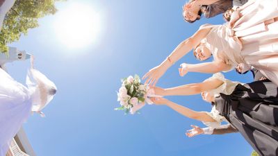 ブーケトスって何？女性も男性も子どもも楽しめる演出を紹介！