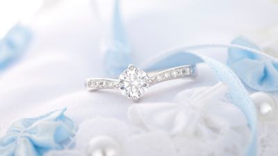 プロポーズに婚約指輪は必要？プロポーズリングについても解説