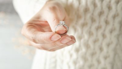 30代の婚約指輪の相場は？選ぶポイントや人気ブランドをご紹介