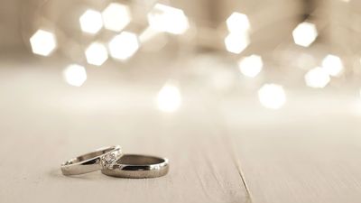 結婚指輪はどの指につけるのが正しい？つける指による意味の違いも解説！