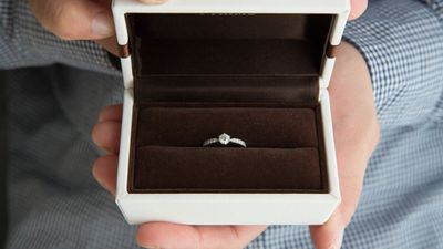 プロポーズ前に知っておきたい！婚約指輪の購入タイミング
