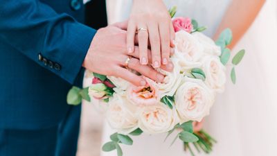 婚約指輪の意味とは？由来や贈る理由、価格相場を詳しく解説