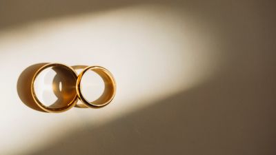 結婚指輪と婚約指輪の素材選び！人気の金属や選ぶ時のポイントは？