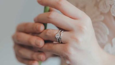 婚約指輪と結婚指輪の重ね付けがおしゃれ♡おすすめセットリングもご紹介