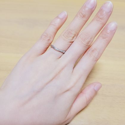 【銀座ダイヤモンドシライシ】の口コミ 　結婚指輪にも小さなダイヤモンドが少し付いているのがいいなと思っていた...