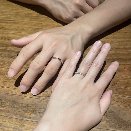 【ケイウノ ブライダル(K.UNO BRIDAL)】の口コミ 中央で捻ってあるデザインは男女お揃いです。女性だけダイヤがついています...