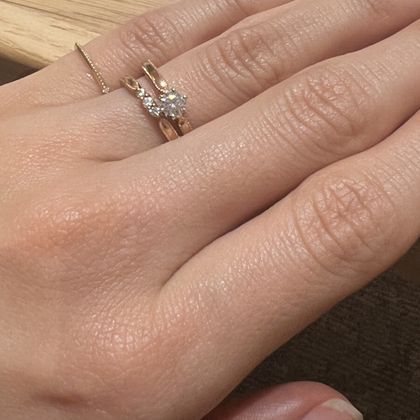 【LOVE NOTES】の口コミ ピンクゴールドで手に馴染みやすいデザインです。プラチナではないので、フ...