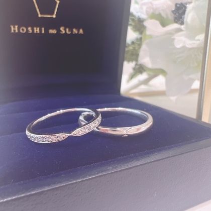 【HOSHI no SUNA 星の砂(ほしのすな)】の口コミ HOSHInoSUNAの結婚指輪の中ではかなり華やかな印象だが、華美す...