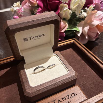 【TANZO.(鍛造指輪)】の口コミ 自分が1番好きな色を真ん中に入れてシンプルでもあり、ワンポイントもあっ...