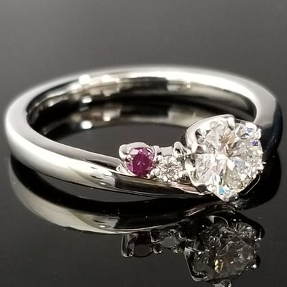 【TANZO.(鍛造指輪)】こだわりのパープルダイヤを添えた、V字のリング