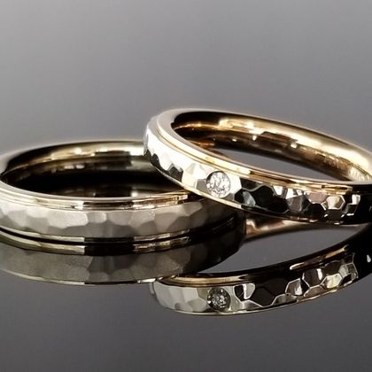 【TANZO.(鍛造指輪)】槌目を梨地と鏡面デザイン、個性光る結婚指輪