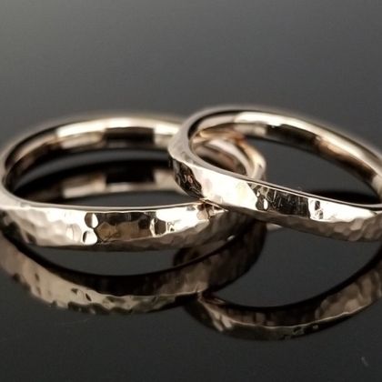 【TANZO.(鍛造指輪)】細かな槌目とコーラルゴールドがマッチした結婚指輪