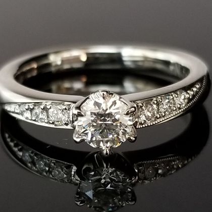 【TANZO.(鍛造指輪)】片側のミルがアクセントのご婚約指輪