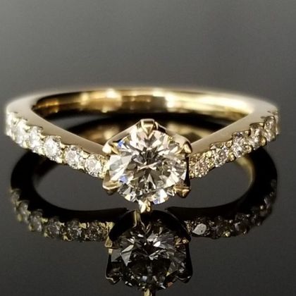 【TANZO.(鍛造指輪)】華やかで温かいイエローゴールドのご婚約指輪