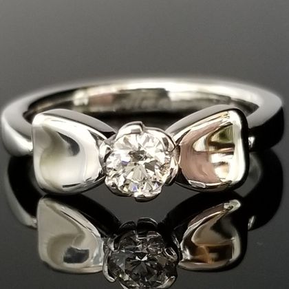 【TANZO.(鍛造指輪)】キュートなリボン形状のご婚約指輪
