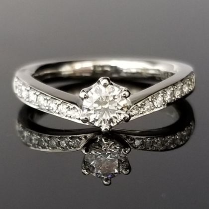 【TANZO.(鍛造指輪)】V字のカーブの婚約指輪