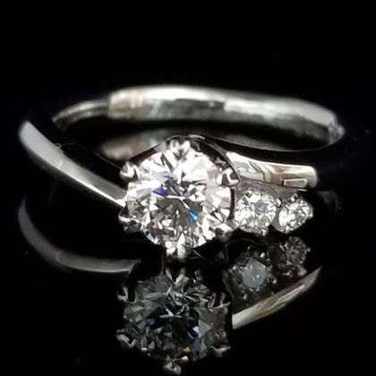 【TANZO.(鍛造指輪)】アシンメトリーのエンゲージリング