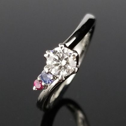【TANZO.(鍛造指輪)】お二人の誕生石を脇石に添えた婚約指輪