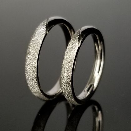 【TANZO.(鍛造指輪)】煌びやかなスターダストを表面に入れた鍛造指輪