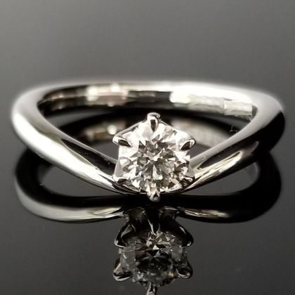 【TANZO.(鍛造指輪)】お手元を長く綺麗に魅せるV字デザインのご婚約指輪